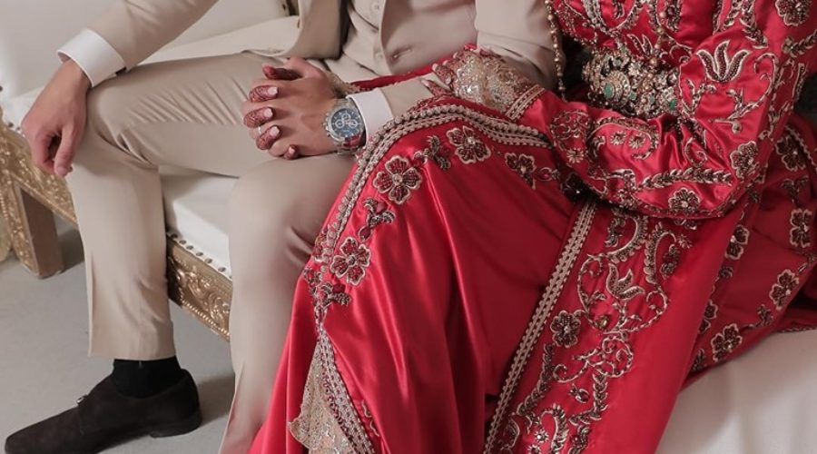 couple mariés en tenue traditionnelle marocaine